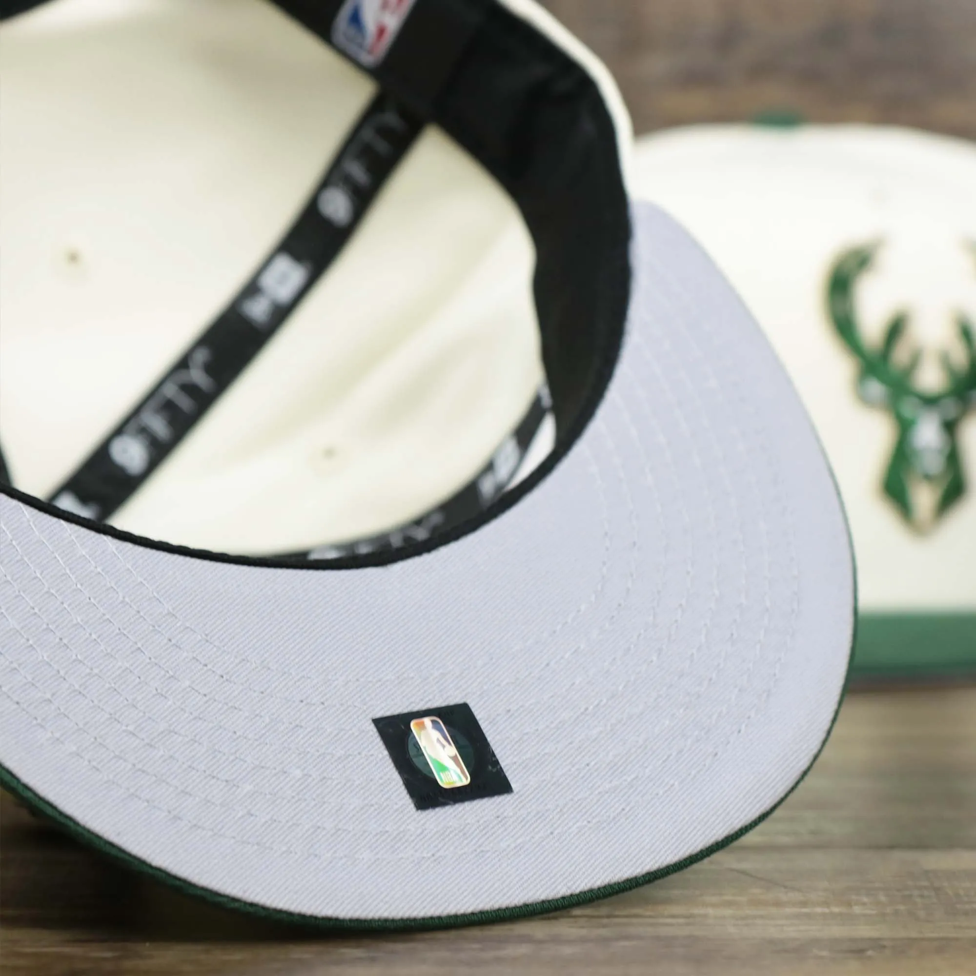 Milwaukee Bucks NBA 2022 Draft Gray Bottom 9Fifty Snapback | New Era Cream/Green